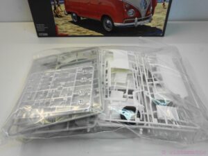 VW T1 Samba Bus 1:24 Scale Model Kit