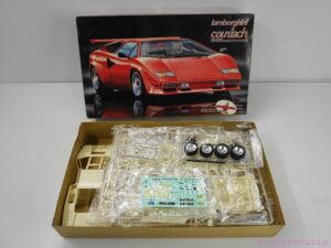 Vintage Fujimi Lamborghini Countach 5000 QuattroValvole model kit in a 1:24 scale, the model kit is produced by Fujimi - Japan. This model kit is from the real sports car series