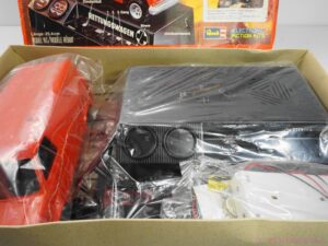 Revell Ford Paramedic Van Electronic Action 1:20