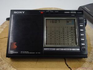 Sony ICF-7700 World Band receiver handheld radio