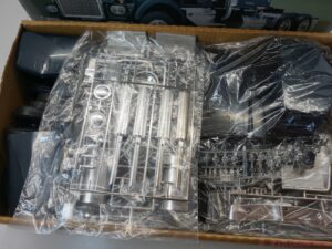 Vintage Monogram Kenworth W-900 Aerodyne Conventional 1:16 Model Kit 85-2508