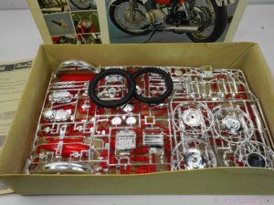 Revell Yamaha Grand Prix 350 1:8 scale model kit