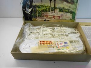 Revell Robert E. Lee Mississippi River Boat Model Kit - 1:275 Scale - Kit H-323