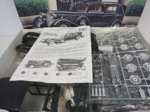 Minicraft 1933 Cadillac V-16 Town Car 1:16 Scale Model Kit