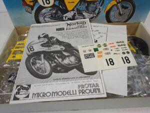 Protar Norton Commando 750 1:9 Metal frame scale model kit