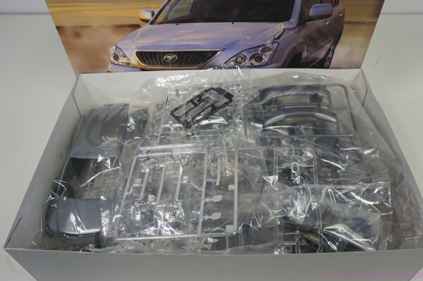 Aoshima Toyota Harrier 350G Premium L Package '06 1:24 Scale Model Kit