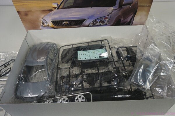 Aoshima Toyota Harrier 350G Premium L Package '06 1:24 Scale Model Kit