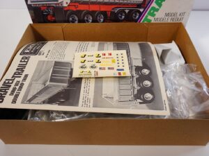 ERTL Dump gravel Trailer 1:25 scale model kit