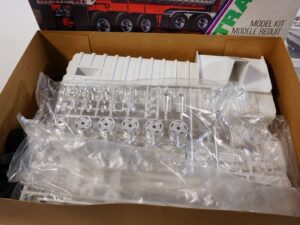 ERTL Dump gravel Trailer 1:25 scale model kit