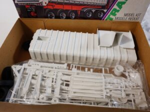 ERTL Dump gravel Trailer 1:25 scale model kit