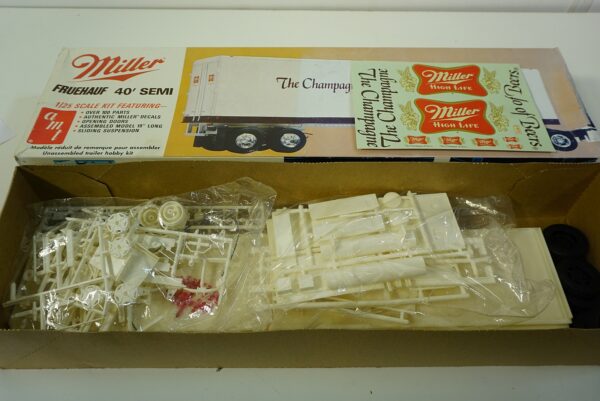 AMT Miller Fruehauf 40" Semi Trailer 1/25 Model Kit - T559