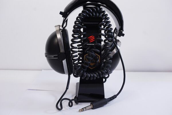 Vintage Pioneer SE-305 Wired Stereo Headphones - Classic Retro Over-Ear