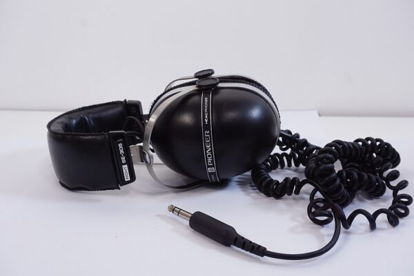 Vintage Pioneer SE-305 Wired Stereo Headphones - Classic Retro Over-Ear