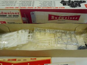 Vintage AMT Budweiser Fruehauf 40″ Semi Trailer 1/25 Model Kit – T552