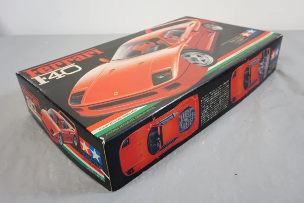 Tamiya Ferrari F40 1:24 scale model Kit Number: 24077-1500