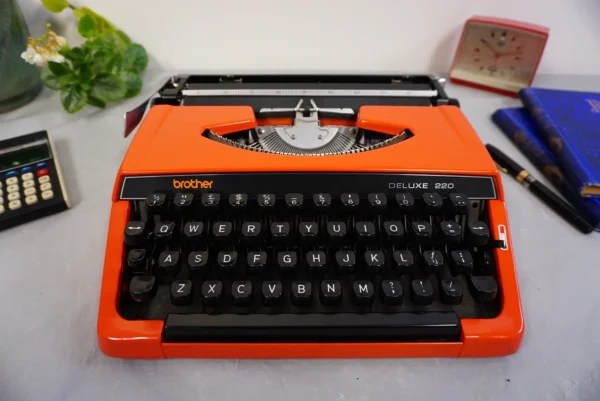 Vintage Brother Deluxe 220 Typewriter – QWERTY Layout – Excellent Condition
