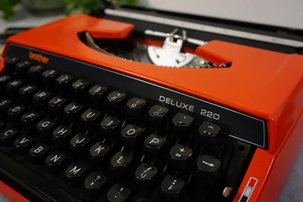 Vintage Brother Deluxe 220 Typewriter – QWERTY Layout – Excellent Condition