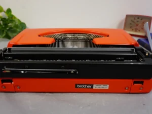 Vintage Brother Deluxe 220 Typewriter – QWERTY Layout – Excellent Condition