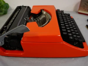 Vintage Brother Deluxe 220 Typewriter – QWERTY Layout – Excellent Condition