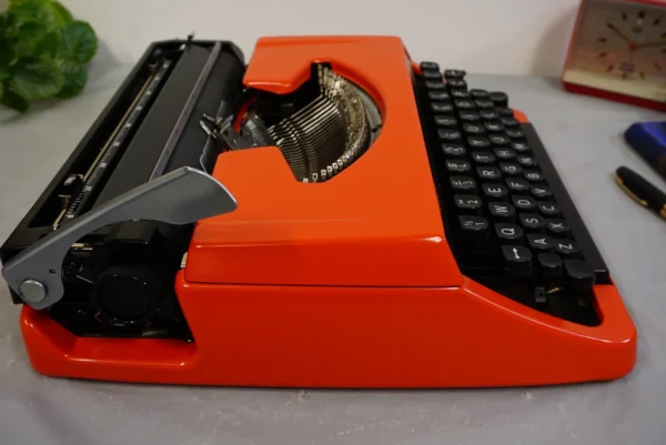 Vintage Brother Deluxe 220 Typewriter – QWERTY Layout – Excellent Condition