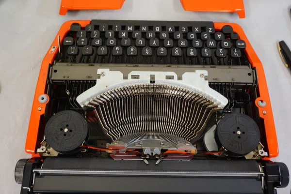 Vintage Brother Deluxe 220 Typewriter – QWERTY Layout – Excellent Condition