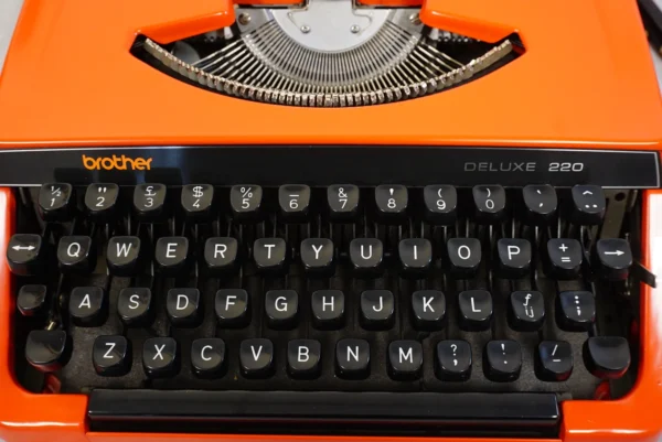 Vintage Brother Deluxe 220 Typewriter – QWERTY Layout – Excellent Condition