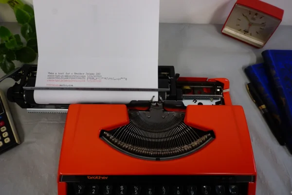 Vintage Brother Deluxe 220 Typewriter – QWERTY Layout – Excellent Condition