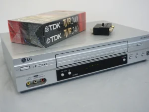 LG LV4981 VHS 6-Head HiFi Stereo Videorecorder + TDK Videocassettes & SCART Converter
