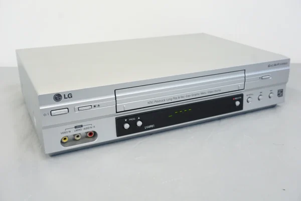 LG LV4981 VHS 6-Head HiFi Stereo Videorecorder + TDK Videocassettes & SCART Converter