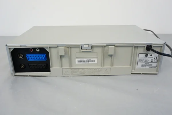 LG LV4981 VHS 6-Head HiFi Stereo Videorecorder + TDK Videocassettes & SCART Converter