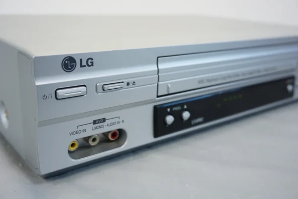 LG LV4981 VHS 6-Head HiFi Stereo Videorecorder + TDK Videocassettes & SCART Converter