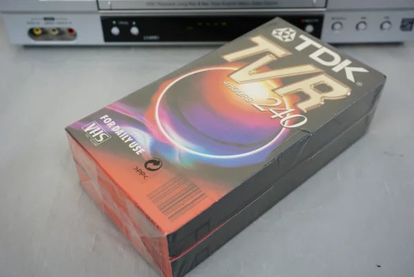 LG LV4981 VHS 6-Head HiFi Stereo Videorecorder + TDK Videocassettes & SCART Converter