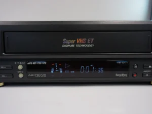 JVC HR-S7711 – Super VHS HiFi Stereo Videorecorder + 2x New TDK 240 Cassettes – PAL