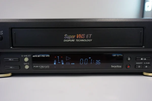 JVC HR-S7711 – Super VHS HiFi Stereo Videorecorder + 2x New TDK 240 Cassettes – PAL