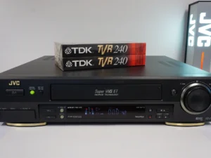 JVC HR-S7711 – Super VHS HiFi Stereo Videorecorder + 2x New TDK 240 Cassettes – PAL