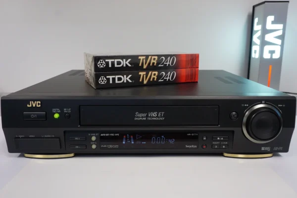 JVC HR-S7711 – Super VHS HiFi Stereo Videorecorder + 2x New TDK 240 Cassettes – PAL