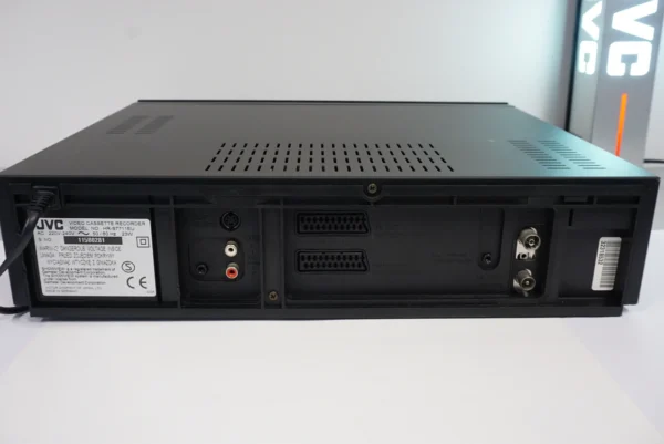 JVC HR-S7711 – Super VHS HiFi Stereo Videorecorder + 2x New TDK 240 Cassettes – PAL