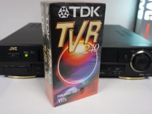 JVC HR-S7711 – Super VHS HiFi Stereo Videorecorder + 2x New TDK 240 Cassettes – PAL