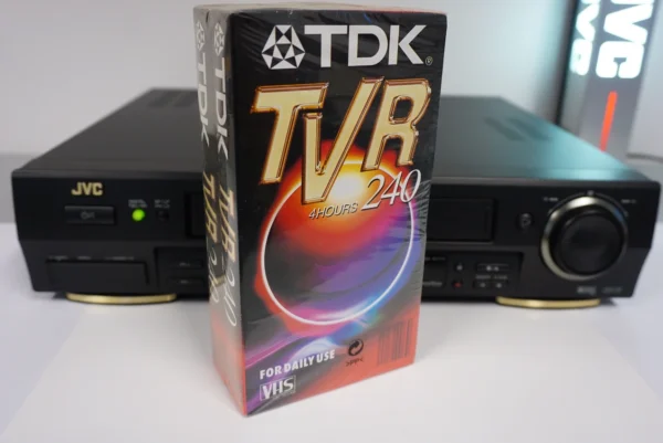 JVC HR-S7711 – Super VHS HiFi Stereo Videorecorder + 2x New TDK 240 Cassettes – PAL