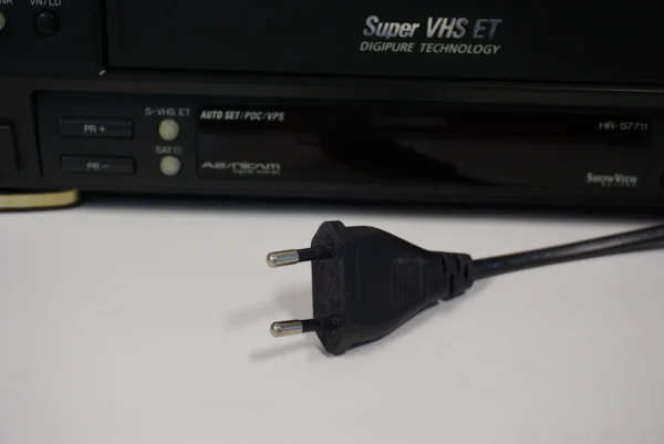 JVC HR-S7711 – Super VHS HiFi Stereo Videorecorder + 2x New TDK 240 Cassettes – PAL