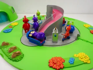 Tomy 2003 Teletubbies Home Hill House w/ Figures Po TinkyWinky Dipsy -incomplete