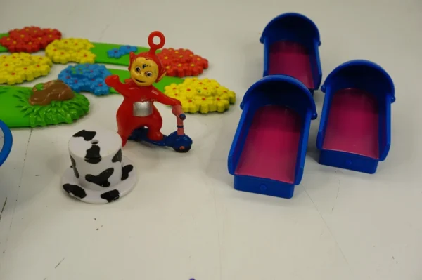 Tomy 2003 Teletubbies Home Hill House w/ Figures Po TinkyWinky Dipsy -incomplete