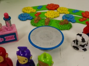 Tomy 2003 Teletubbies Home Hill House w/ Figures Po TinkyWinky Dipsy -incomplete