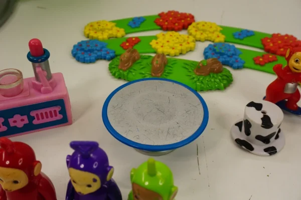 Tomy 2003 Teletubbies Home Hill House w/ Figures Po TinkyWinky Dipsy -incomplete