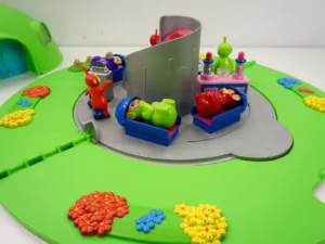 Tomy 2003 Teletubbies Home Hill House w/ Figures Po TinkyWinky Dipsy -incomplete