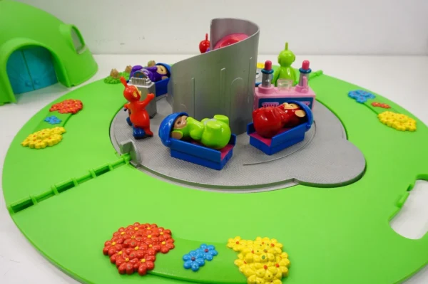 Tomy 2003 Teletubbies Home Hill House w/ Figures Po TinkyWinky Dipsy -incomplete
