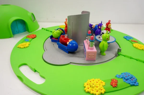 Tomy 2003 Teletubbies Home Hill House w/ Figures Po TinkyWinky Dipsy -incomplete
