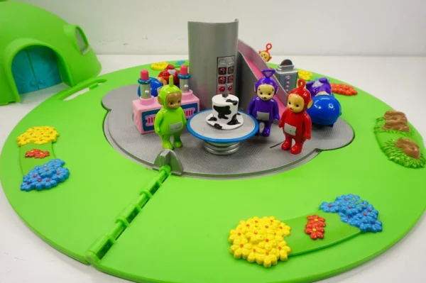 Tomy 2003 Teletubbies Home Hill House w/ Figures Po TinkyWinky Dipsy -incomplete
