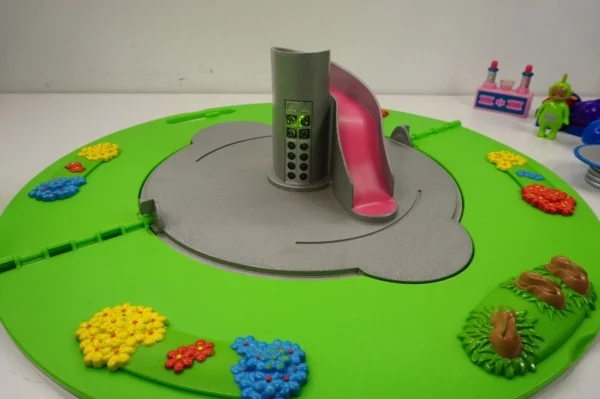 Tomy 2003 Teletubbies Home Hill House w/ Figures Po TinkyWinky Dipsy -incomplete