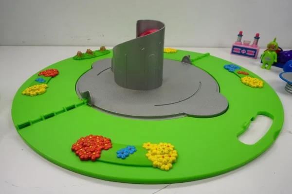 Tomy 2003 Teletubbies Home Hill House w/ Figures Po TinkyWinky Dipsy -incomplete